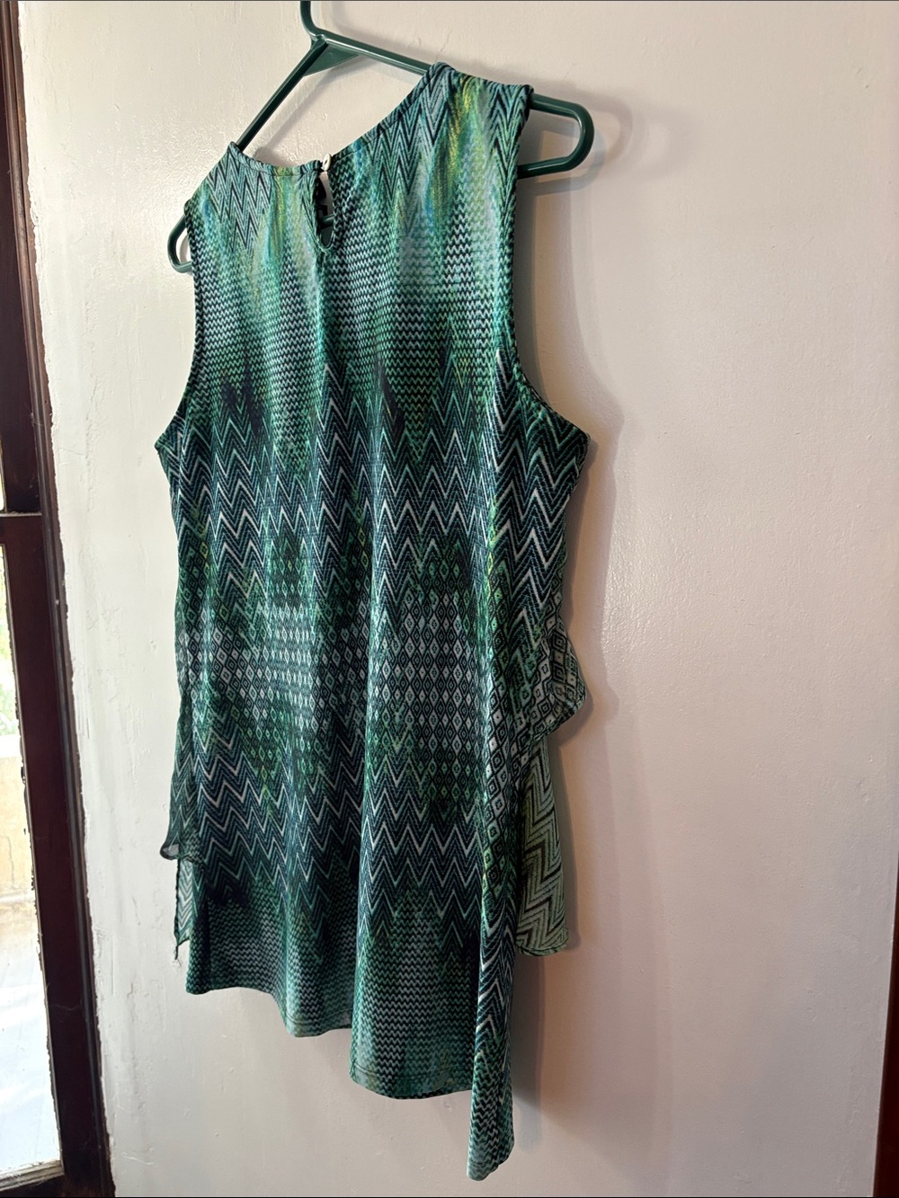 new directions Green Patterned Ruffle Shell Top Size Medium - Picture 11 of 11